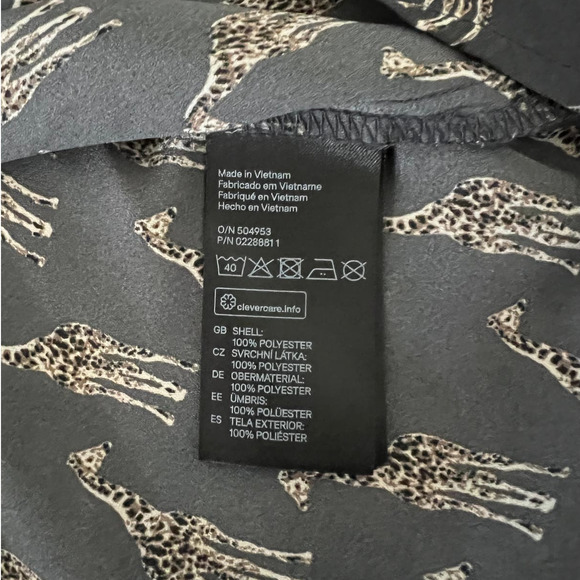 H&M Conscious Gray Giraffe Print V-Neck Blouse, Size 6 - Picture 5 of 6
